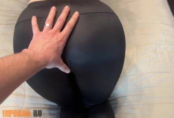 Смотреть горячее ххх Сверху в моих блестящих черных леггинсах, затем он трахает меня раком и сильно кончает на мою киску