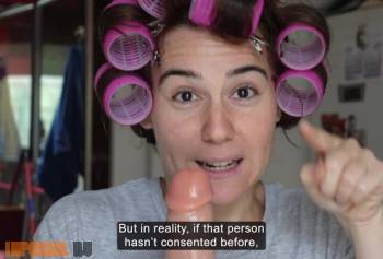 Просмотреть 18+ видео Она не знала, что с ней собирается сделать гид.