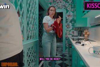 Просмотреть порнографию онлайн Busty Первый день горничной: римминг, сосание яиц, неожиданный трах раком со спермой на заднице